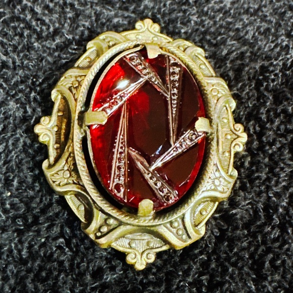 Extremely RARE Victorian Revival Molded Glass Brooch - Picture 3 of 5